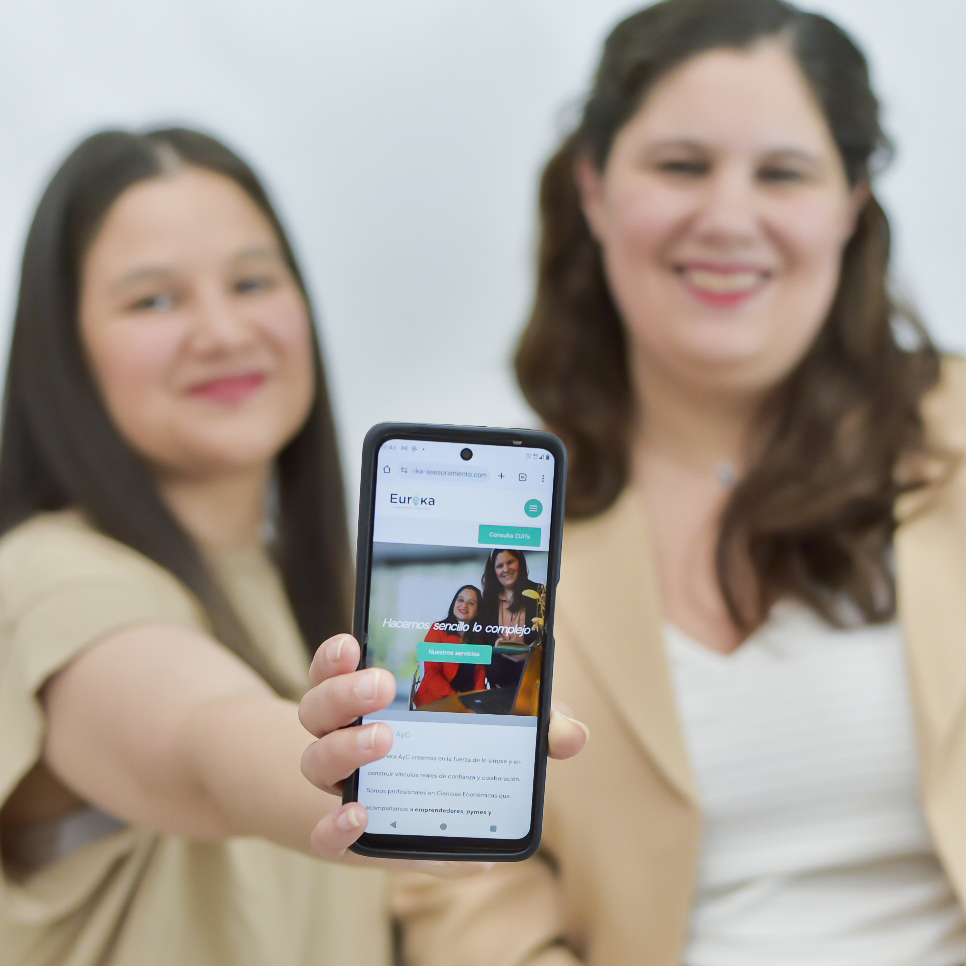 Fatima y Cintia, cofundadoras de Eureka AyC, trabajando juntas